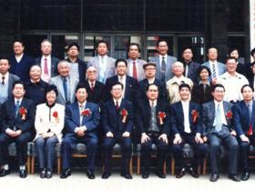 2001年5月17日，钱运录、石秀诗等省委领导领导出席贵州民族学院建校50周年庆典大会与历任校领导合影