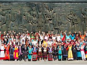 2006年5月17日，贵州民族学院各族师生庆祝建校55周年合影