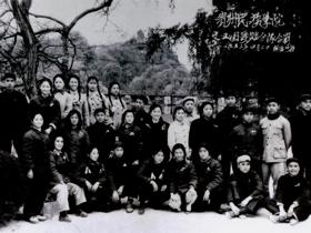 1953年4月2日，贵州民族学院文工团舞蹈队春游花溪公园合影