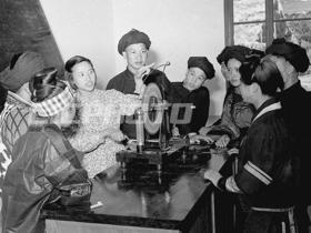 1956年7月16日，理化教员黄世烈在实验室里指导各族学生进行“静电起电机”的实验