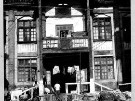 1951年5月建校初的校门（普陀路原程万中学）