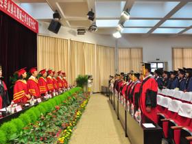 2010年6月，贵州民族学院第一届研究生毕业典礼