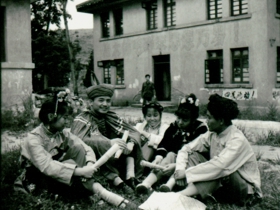 1970年代，学生在龙洞堡校区学习